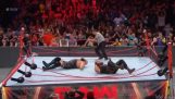 Två brottare upplösa ring under en WWE match