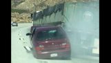 Φορτηγό κινείται με ένα αυτοκίνητο “κολλημένο” na ňom