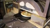 Hornear una pizza en el horno de fundición
