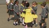 一個小女孩顯示了新的假肢給同學