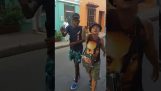Två unga rappare sjunger freestyle street