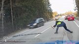 La policía utilizando clavos de la tira para detener vehículos