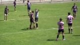 Rugby spiller legger slått ut dommeren med trøkk