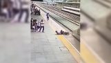 עובד תחנת רכבת מונעת התאבדות