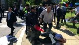 guardie del corpo di Erdogan attaccano i manifestanti