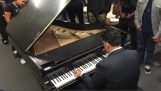 عازف البيانو الكلاسيكي يلعب الهيب هوب