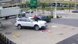 Kvindelige forhindrer tyveri af bilen, hoppe på Hood