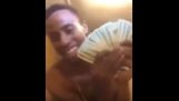 Полиция обыскала наркоторговец дом, в то время как он говорит жить на Facebook