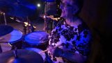 La abuela increíble baterista de Chipre