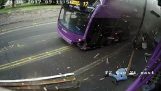 Ein Mann geht in die Kneipe, nachdem sie von Doppeldecker-Bus getroffen