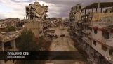 En drönare flyger över staden Homs, Syrien, efter fem år av krig