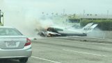 accident de avion pe o autostradă