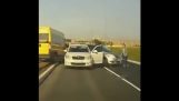 Drei Frauen Fahrer verursachen Chaos