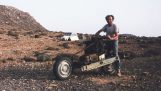 Il tourna sa voiture sur une moto, où il est resté de dégâts dans le désert