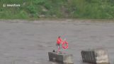 बाढ़ से लोगों को बचाने के लिए मदद कर रहा Drone