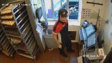 Uma mulher tenta roubar o drive-thru do McDonalds com faca