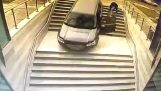 Žena zmiešava vstup do budovy s parkovacím vchodom