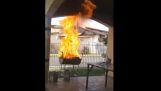 طريقة خاطئة لاطفاء حريق في الشواء