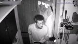 Ein Einbrecher entdeckt, dass eine Kamera überwacht