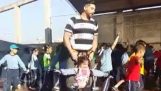 Gym leraar het helpen van een gehandicapt meisje te dansen
