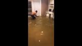 Pescuitul într-o casă inundată