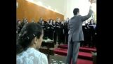एक स्त्री अपने पति के लिए चैंपियंस लीग भजन बजाना