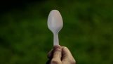 La storia di un cucchiaio di plastica