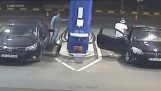 האיש מסרב לכבות את הסיגריה שלו הגיעו לתחנת הדלק אותה (בולגריה)