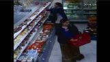 Τέσσερις τροφαντές κυρίες “αδειάζουν” un supermarket