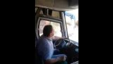 Безответственный водитель автобуса покидает колесо и танцы