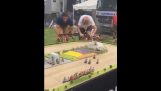 Fietsers concurreren in een mini circuit