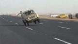 सऊदी अरब में एक जीप के साथ पागल स्टंट