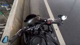 Motocyklista šetrí mačiatko