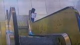 一个小女孩从自动扶梯扶手上漂下来