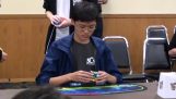 On robil svetový rekord tým, že rieši Rubik kocku v 4,59 sekúnd