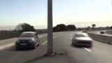 Elektrisitet pol i midten av en motorvei