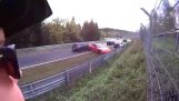 Grande mucchio sulla pista del Nürburgring