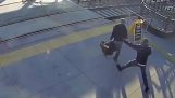 Bon Samaritain sauve un aveugle avant de passer devant un train qui passe