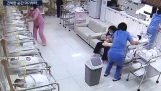Медсестры в декретном N. Корея, во время землетрясения