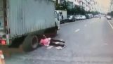 Γυναίκα γλιτώνει για λίγα εκατοστά από τις ρόδες φορτηγού