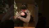 Една жена изпитва VR с куче в ръцете си
