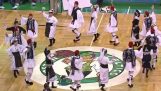 Tsamiko danset på banen for Celtics Giannis Antetokounmpo