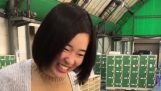 Девојка из Јапана покушава да клизати