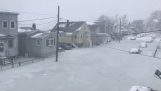 O stradă din Boston a înghețat, după inundații și îngheț