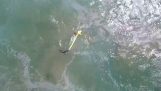 Drone megmenteni két ember a fulladás a tengerben