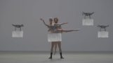 Dansatori nud cenzurate de drone