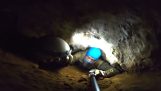 Nicht für klaustrophobisch: Erforschung einer sehr engen Höhle
