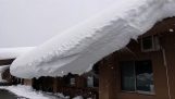 Sgombero della neve su un tetto (Giappone)