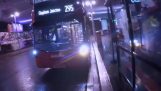 Motociclista em conflito feroz com motorista de ônibus (Londres)