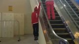Cum merge pe scări rulante un atlet